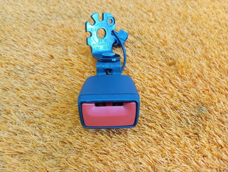 Ответная часть ремня безопасности