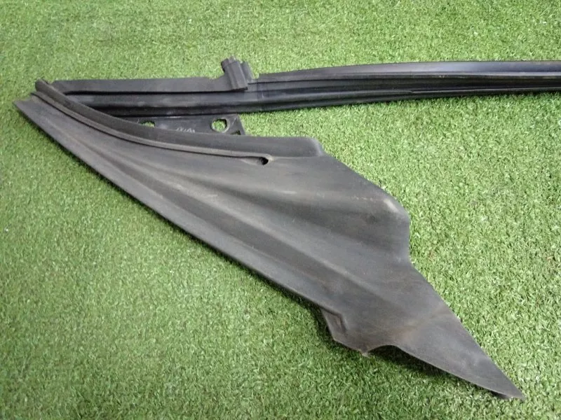 Уплотнительная резинка боковой двери