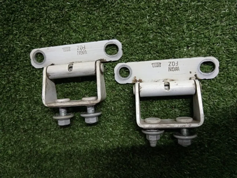 Петля двери багажника