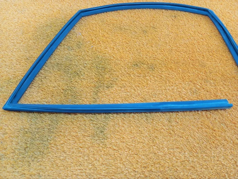 Уплотнитель стекла двери