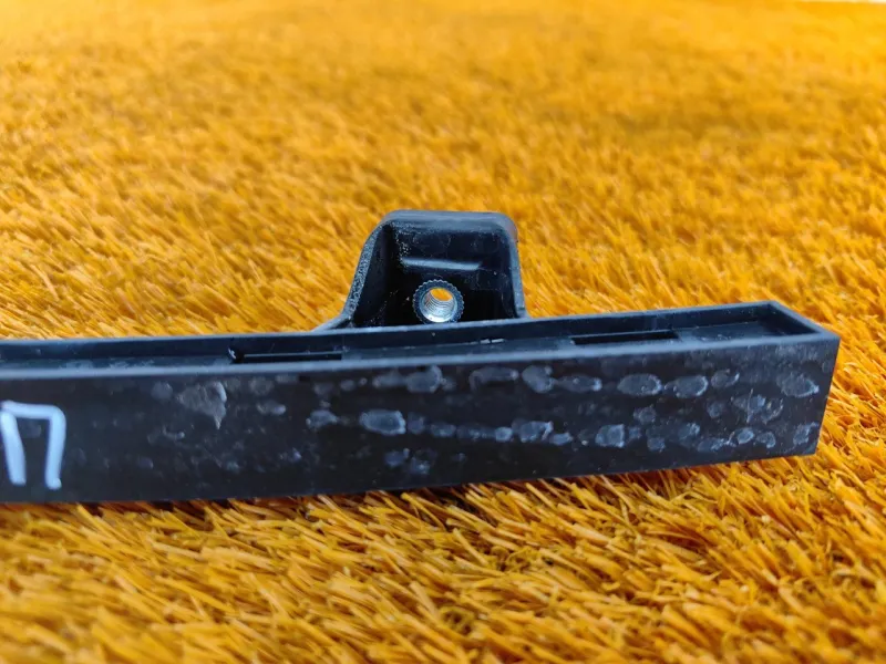 Направляющая стекла двери