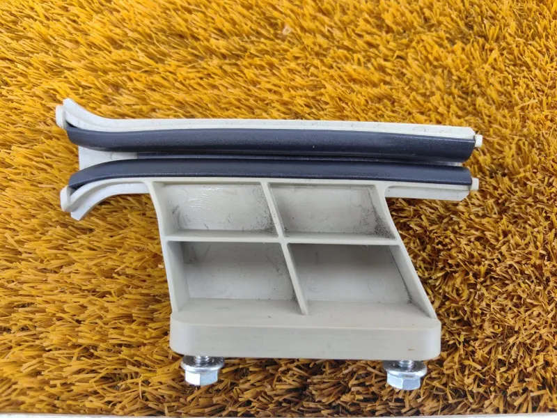 Направляющая стекла двери