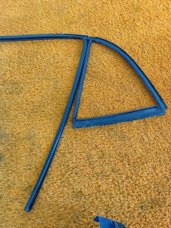 Уплотнитель стекла двери