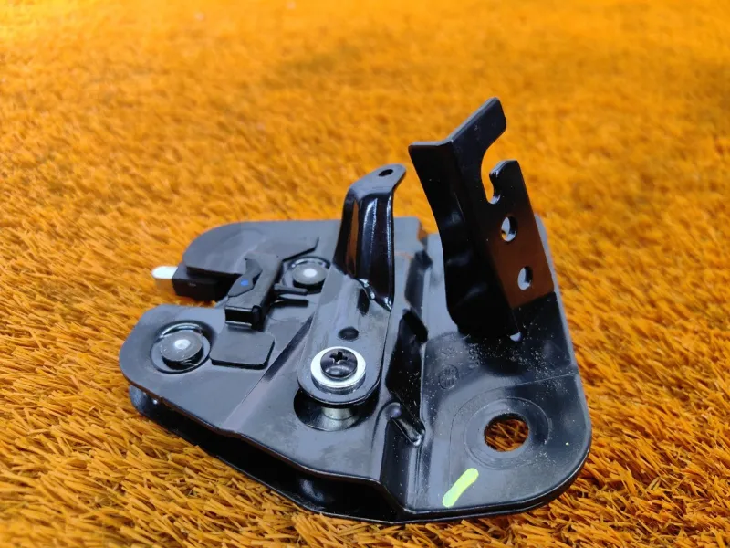 Замок спинки сиденья