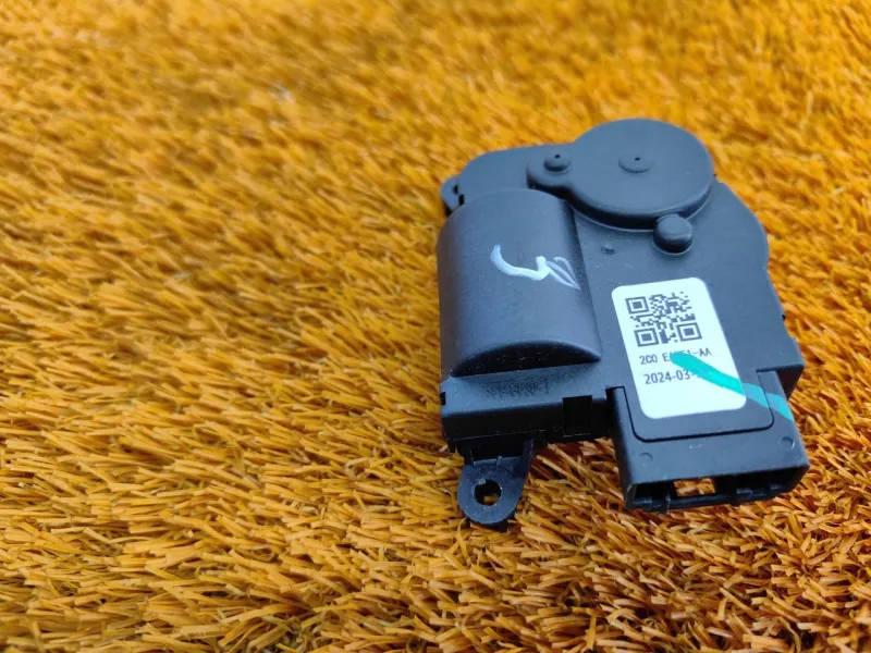 Сервопривод заслонок печки