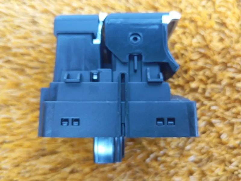 Кнопка стояночного тормоза