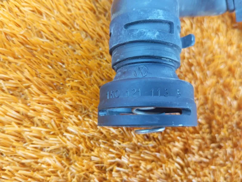 Патрубок системы охлаждения