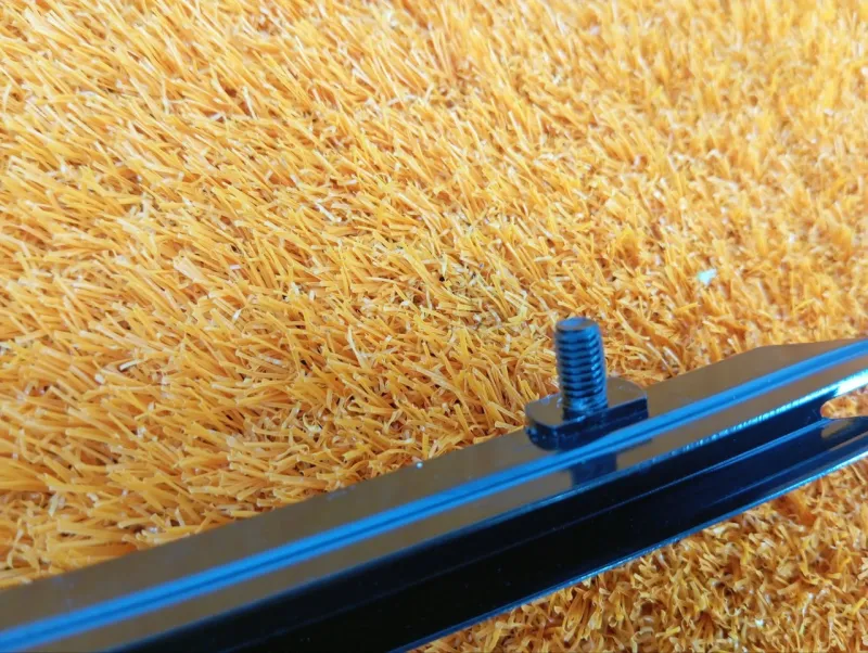 Направляющая стекла двери