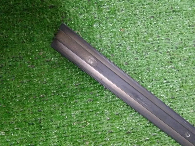 Направляющая стекла двери