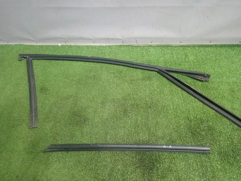 Уплотнитель стекла двери