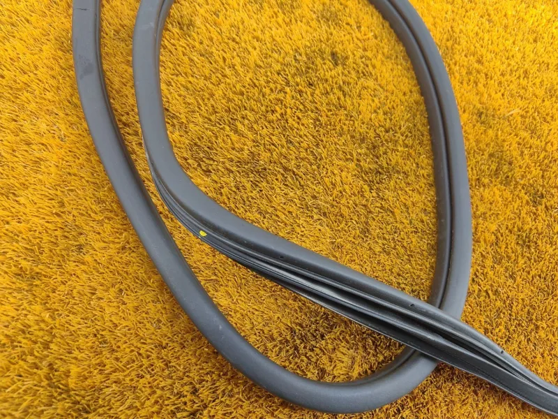 Уплотнитель проема двери