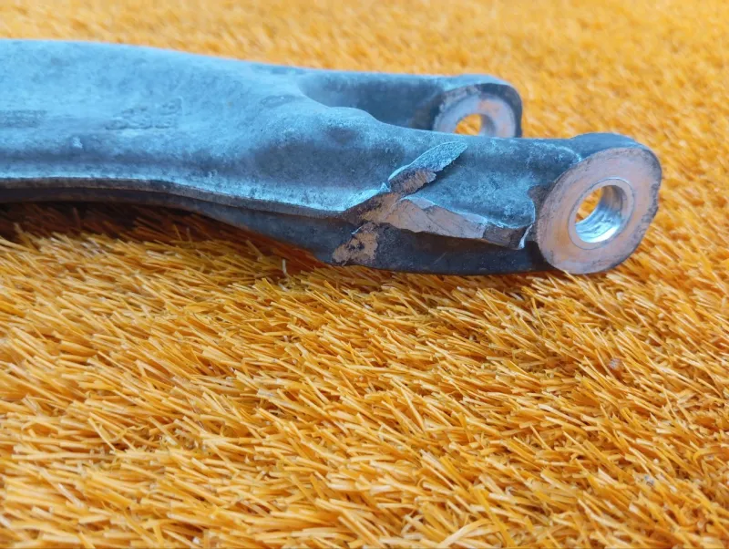 Крепление амортизатора