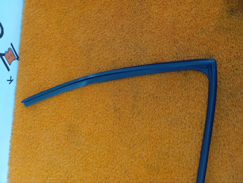 Уплотнитель стекла двери