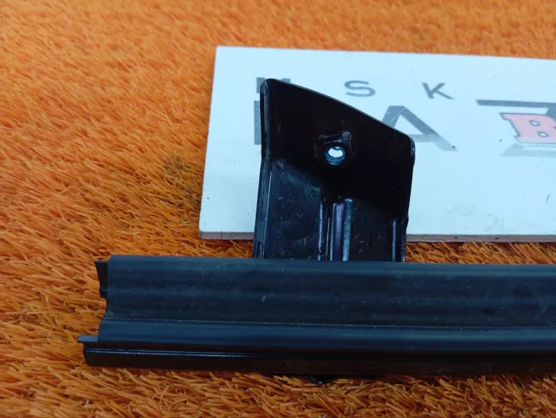 Направляющая стекла двери