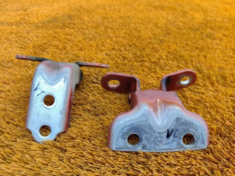 Петля двери