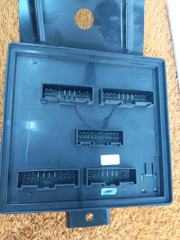 Блок предохранителей под капот