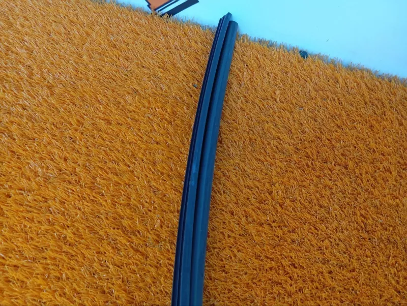 Уплотнитель стекла двери