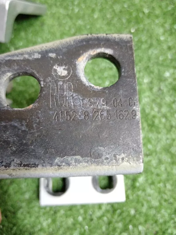 Петля двери