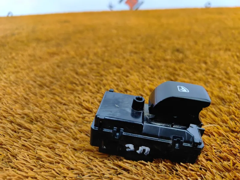 Кнопка стеклоподъемника