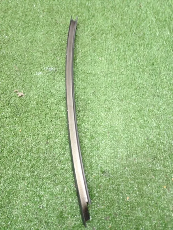 Направляющая стекла двери