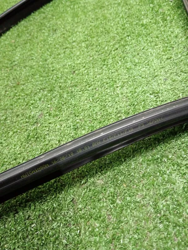 Уплотнитель стекла двери