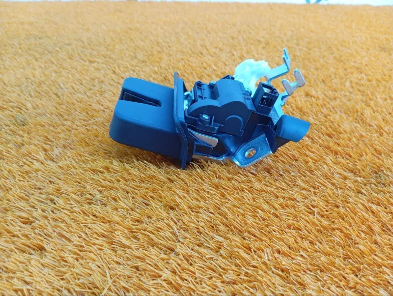 Замок багажника