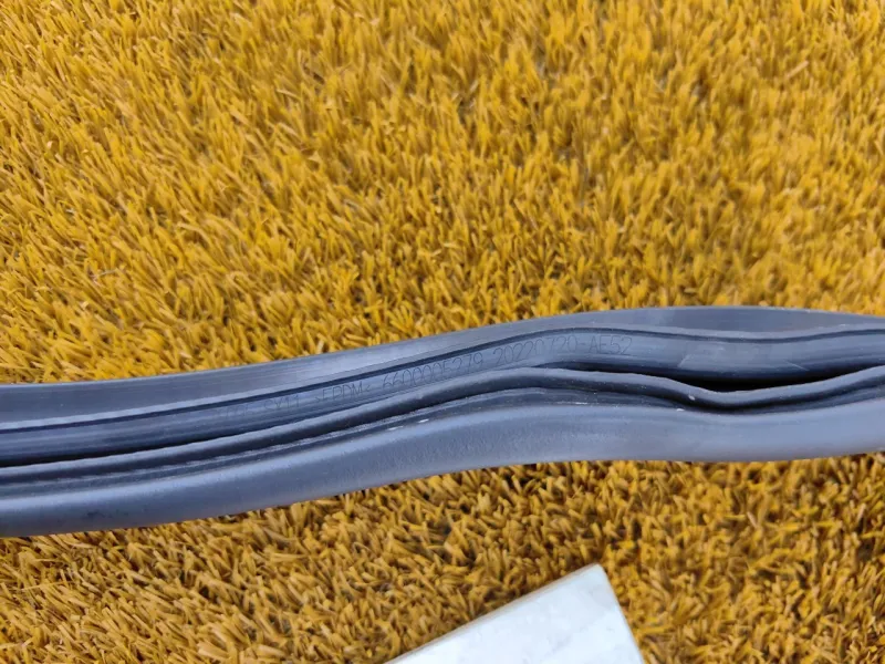 Уплотнитель проема двери