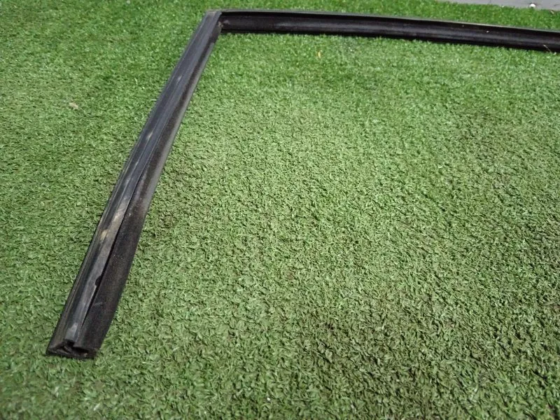 Уплотнитель стекла двери