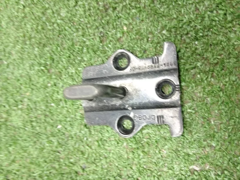 Петля крышки багажника