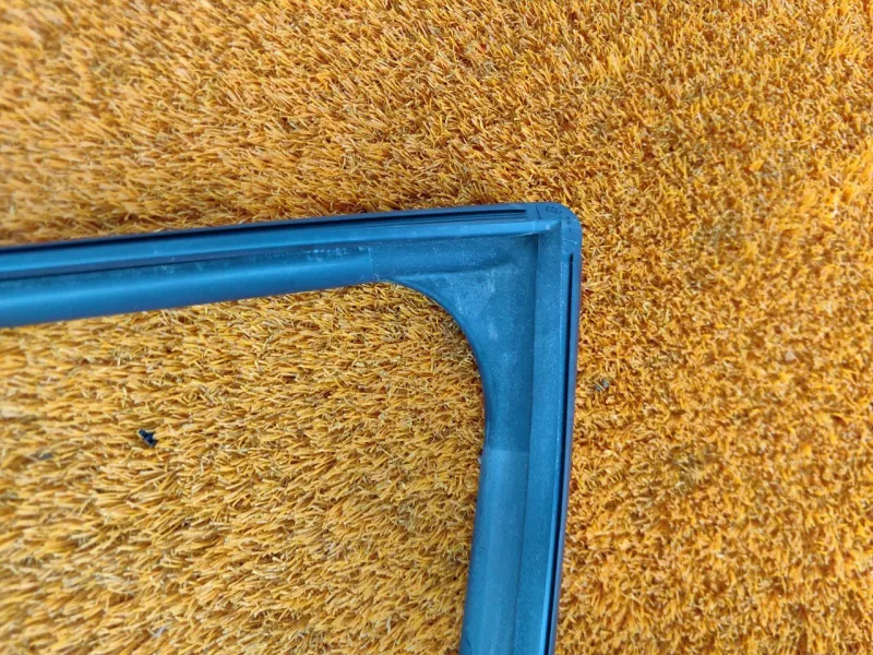 Уплотнитель стекла двери