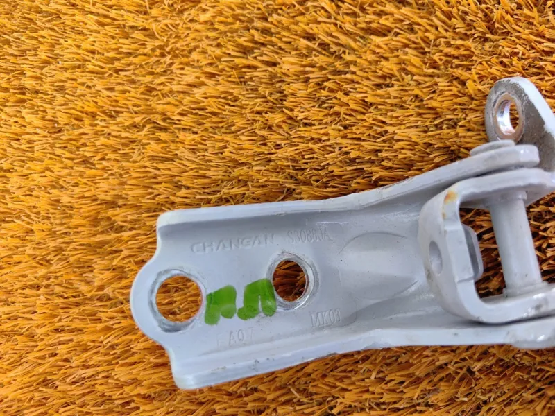 Петля двери