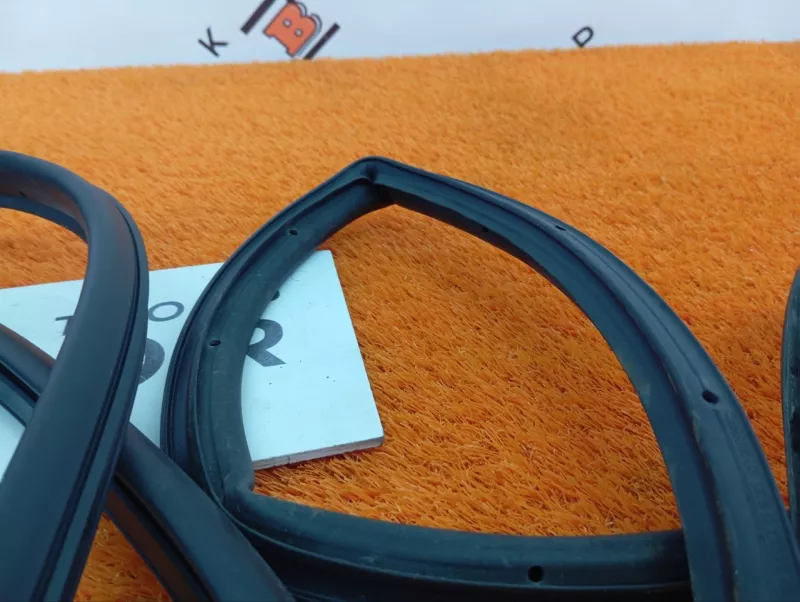 Уплотнитель двери