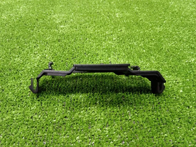 Кронштейн обшивки стойки