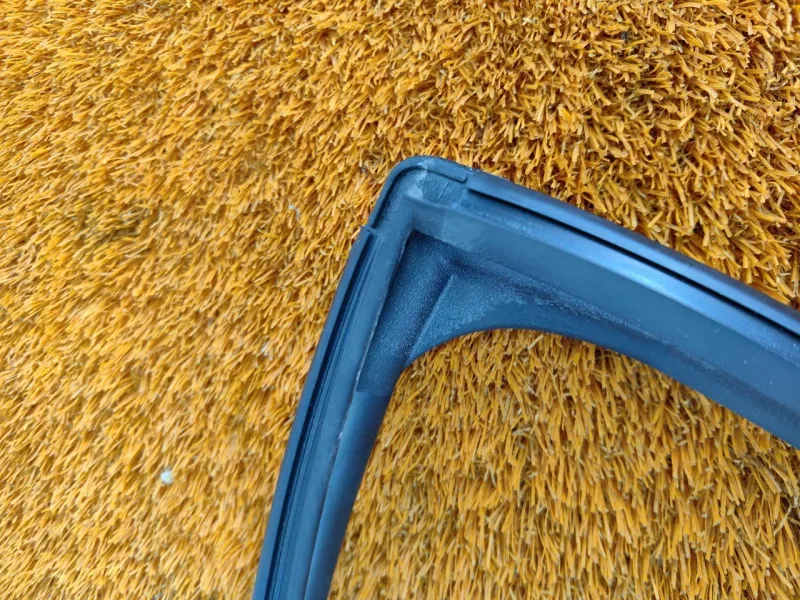 Уплотнитель стекла двери