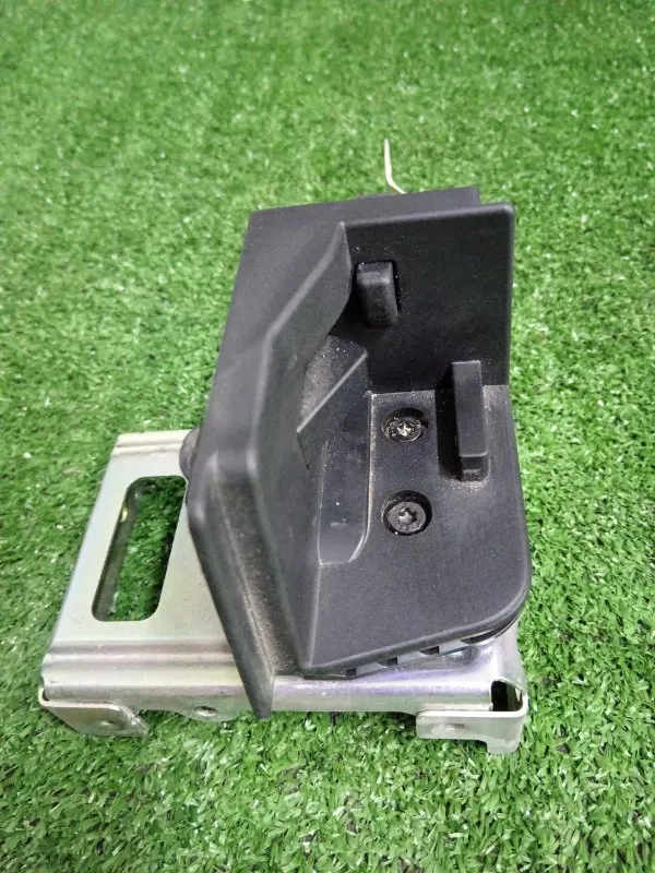 Кронштейн шторки багажника