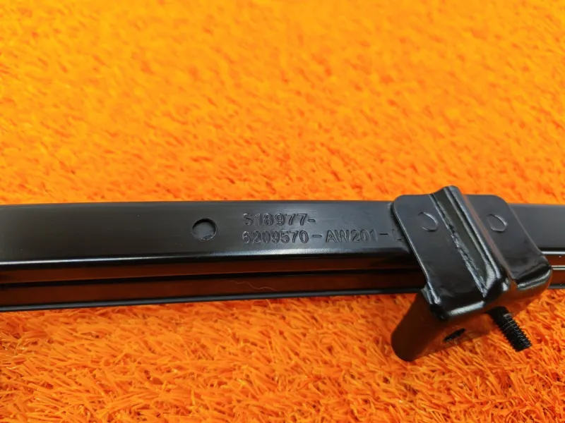 Направляющая стекла двери