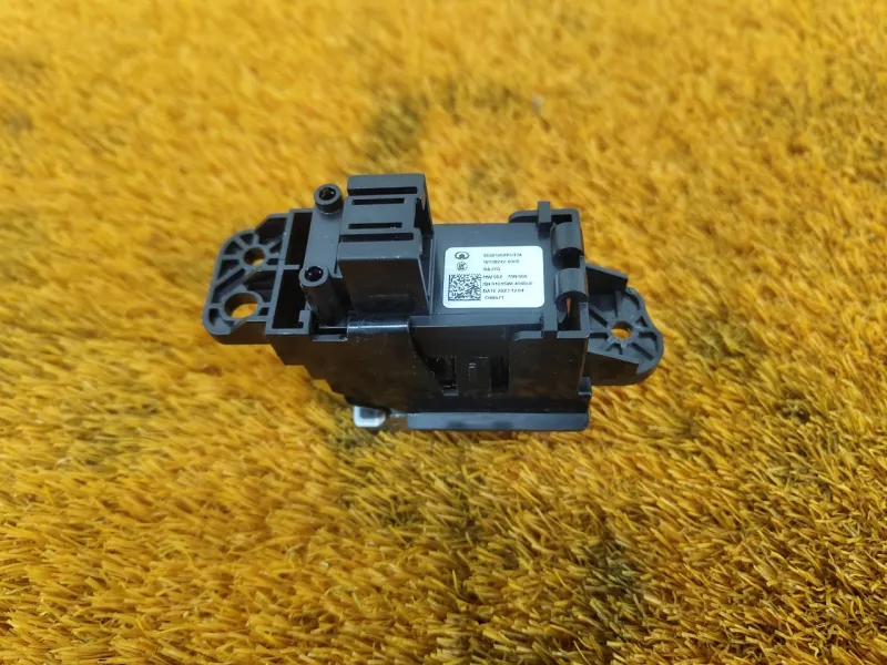 Кнопка стояночного тормоза