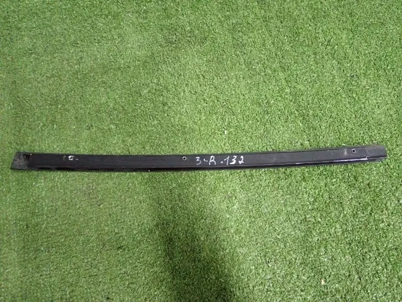 Направляющая стекла двери