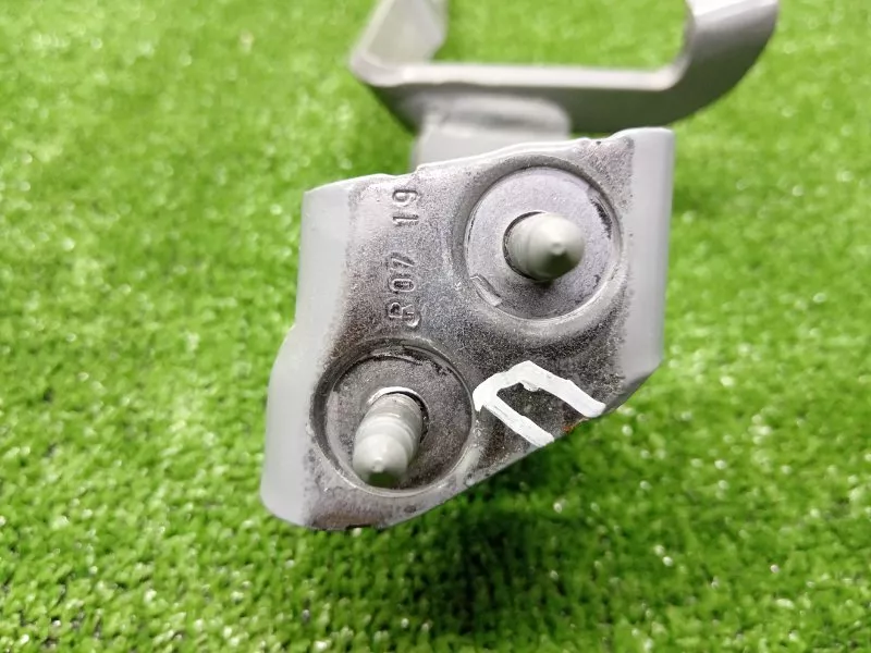 Петля двери багажника