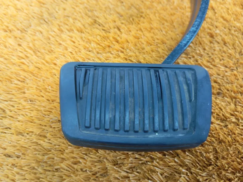 Педаль тормоза