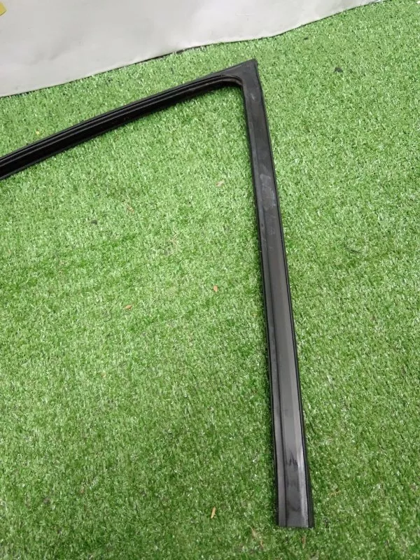 Уплотнитель стекла двери