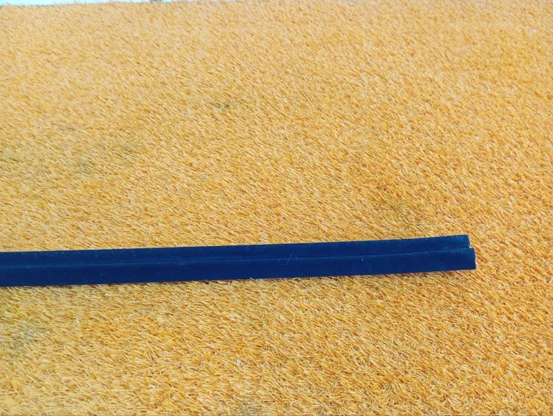 Уплотнитель стекла двери