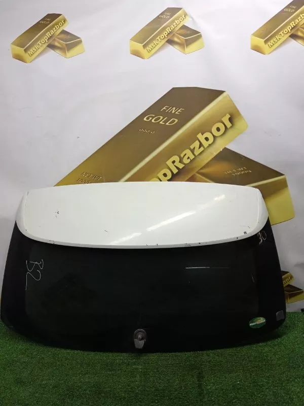 Стекло двери багажника