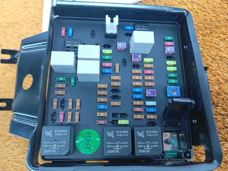 Блок предохранителей под капот