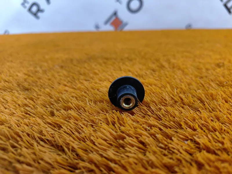 Болт двигателя