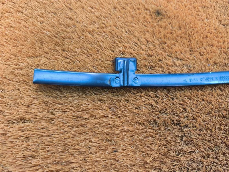 Направляющая стекла двери