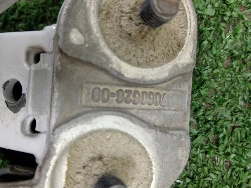 Петля двери багажника