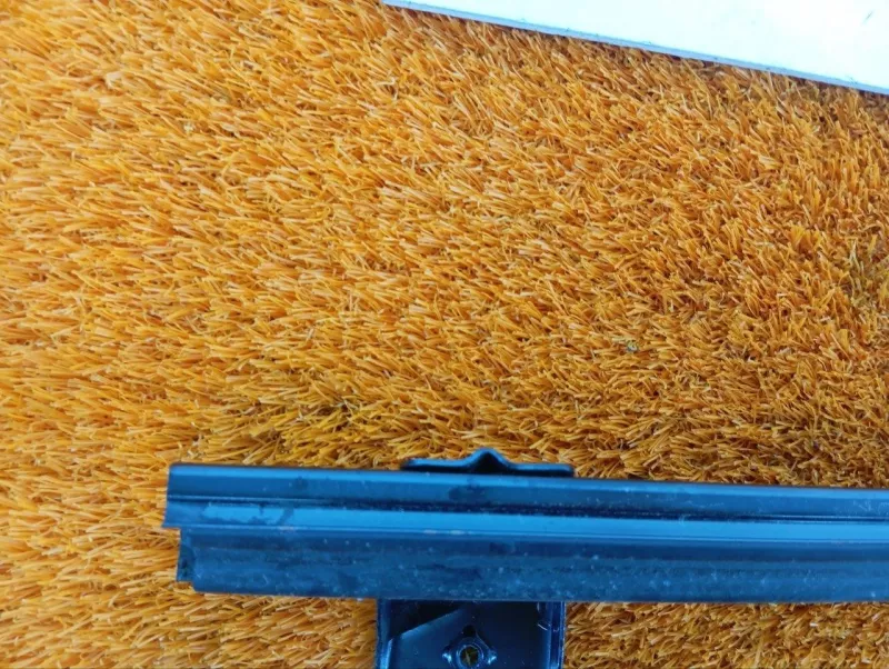 Направляющая стекла двери