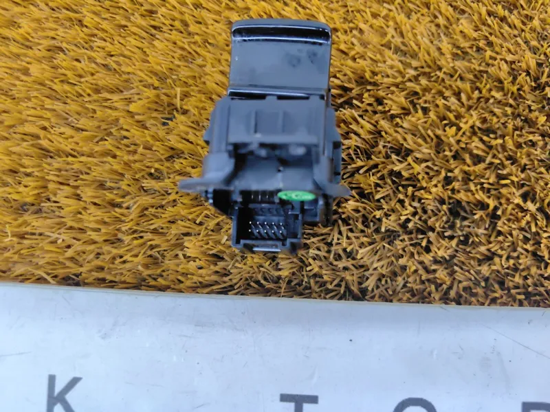 Кнопка стояночного тормоза