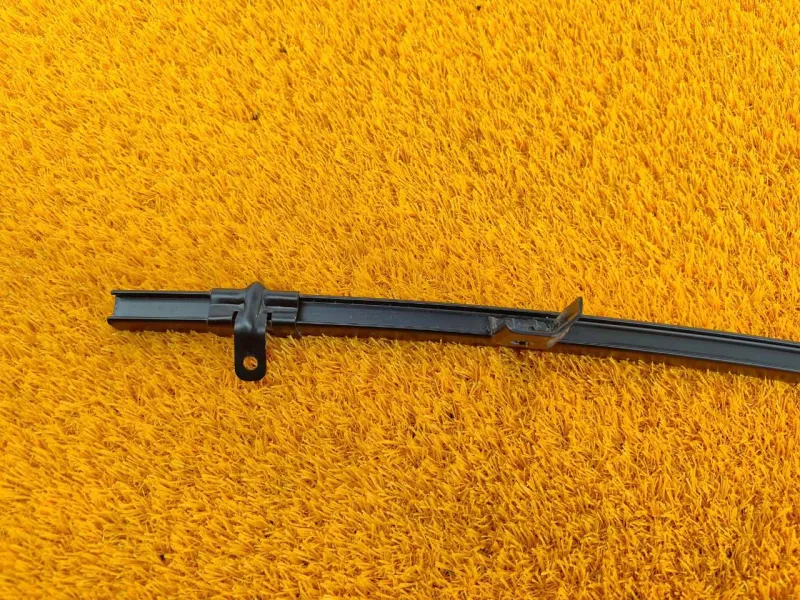 Направляющая стекла двери